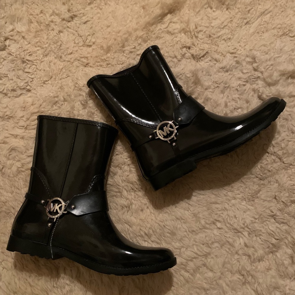 MICHAEL KORS Fulton Harness black Rubber Rain silver MK Mid Bootie Boots